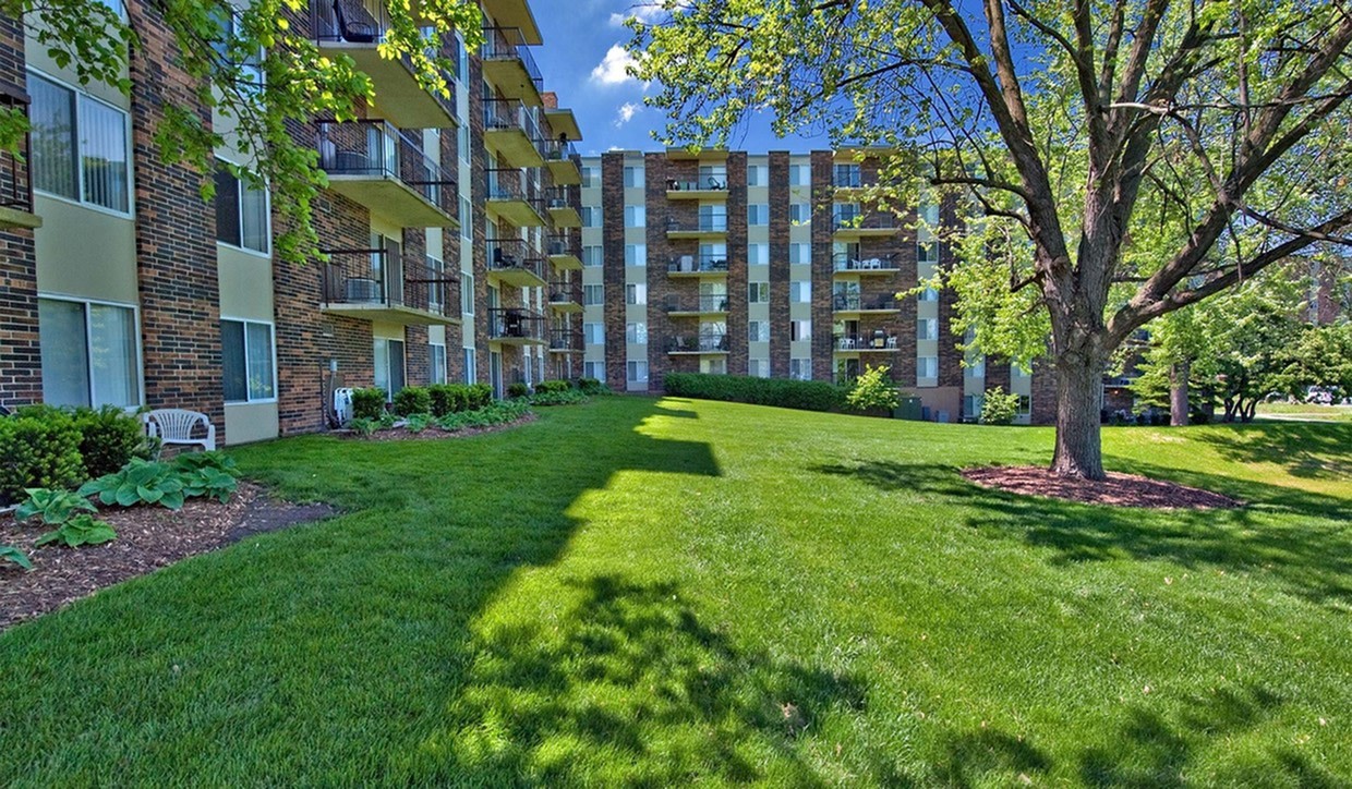 Twin Lake Towers Apartments Image 13