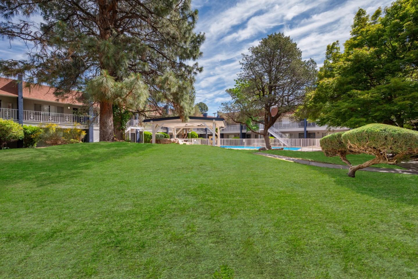 Monterey Manor Image 18