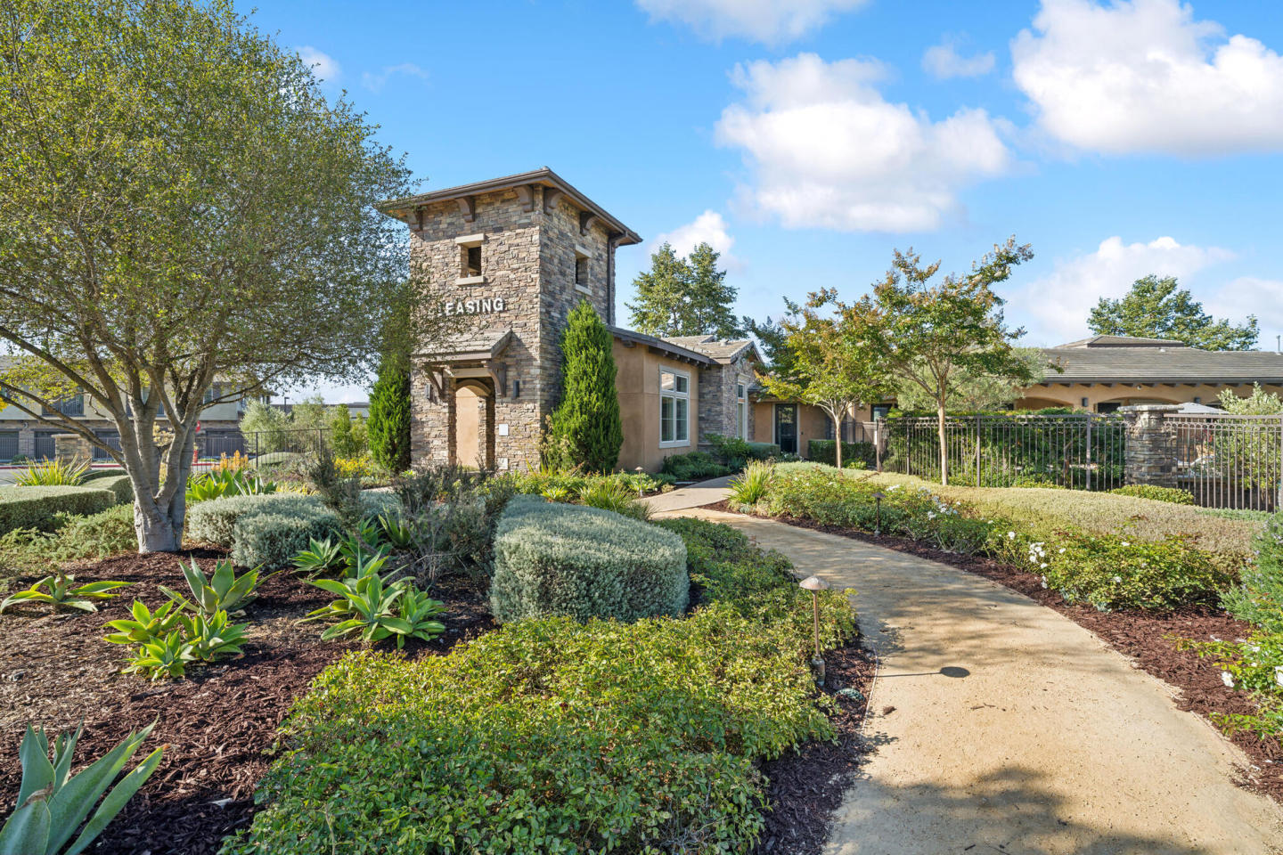 Hollister Village Image 41