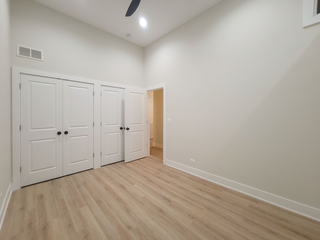 3829 N Southport Image 10