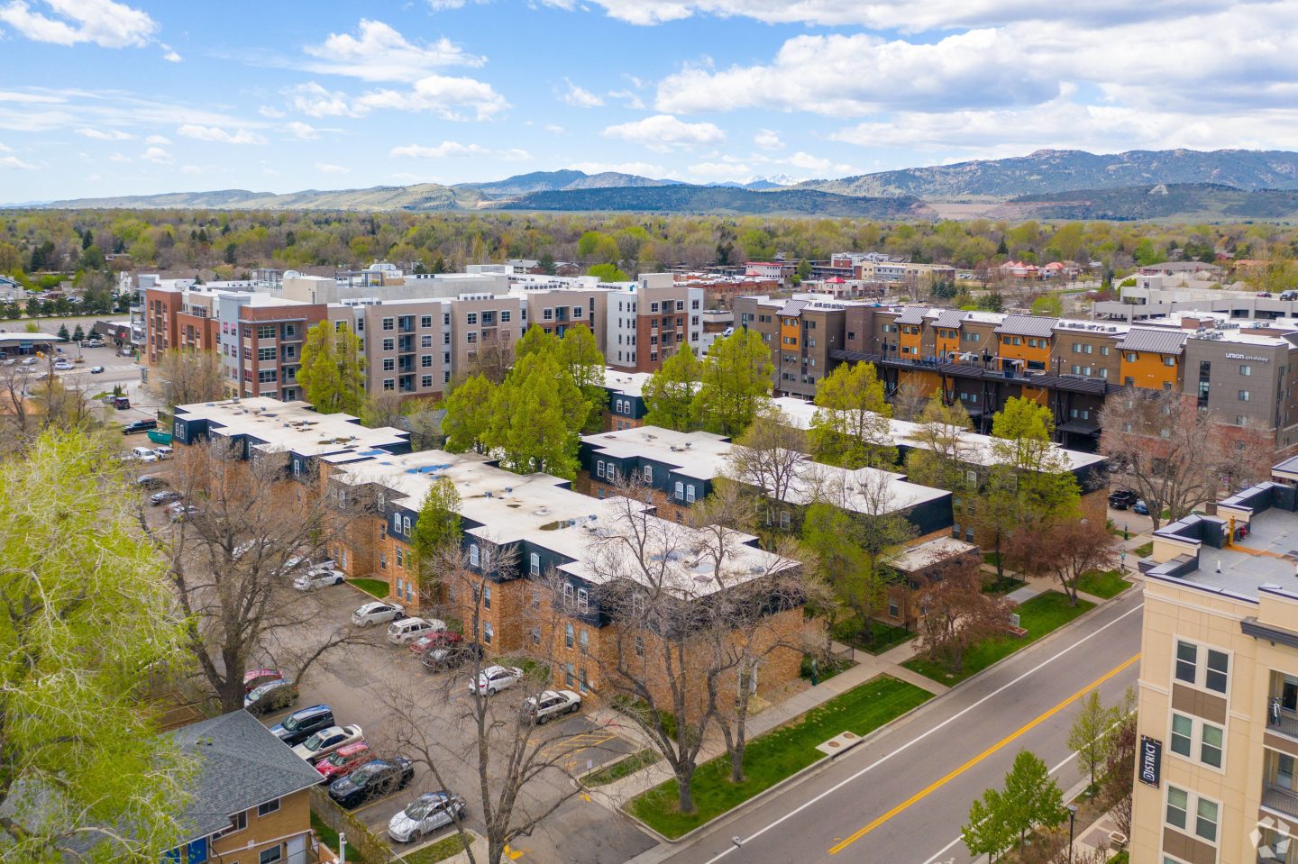 Eleven13 Apartments and Townhomes - Student Housing Image 4