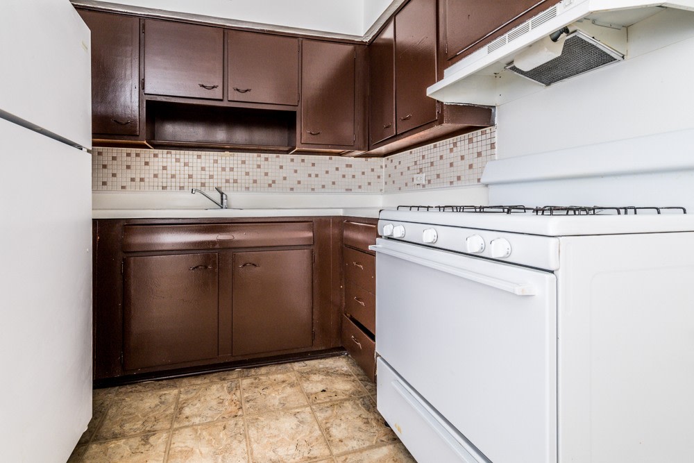 7706 S Saginaw - South Shore Apartments Image 9
