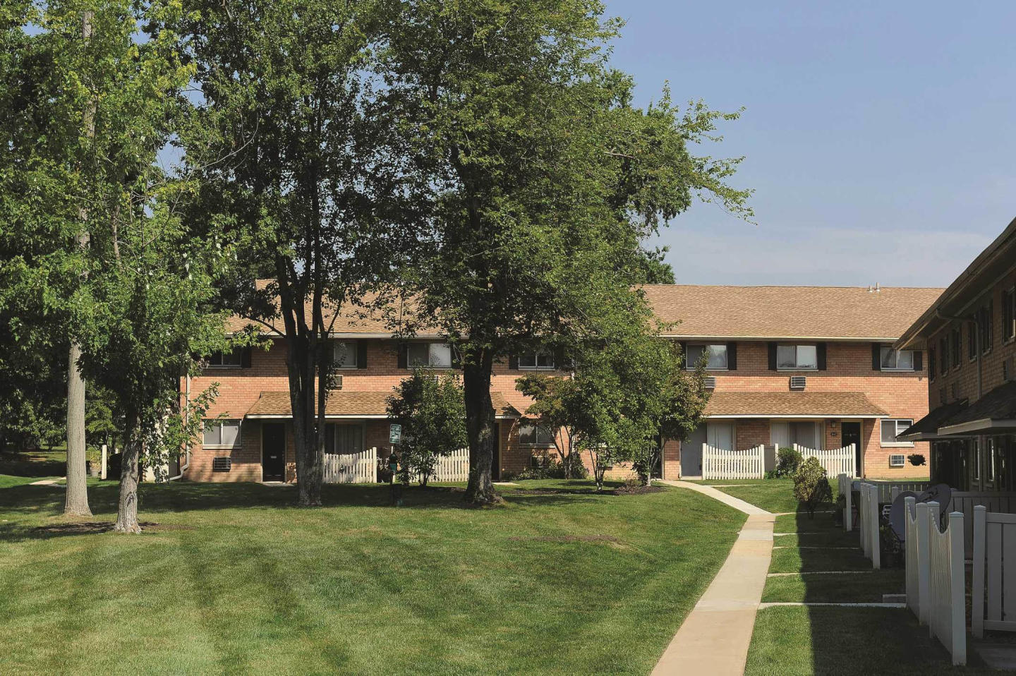 Golf Club Apartments and Townhomes Image 8
