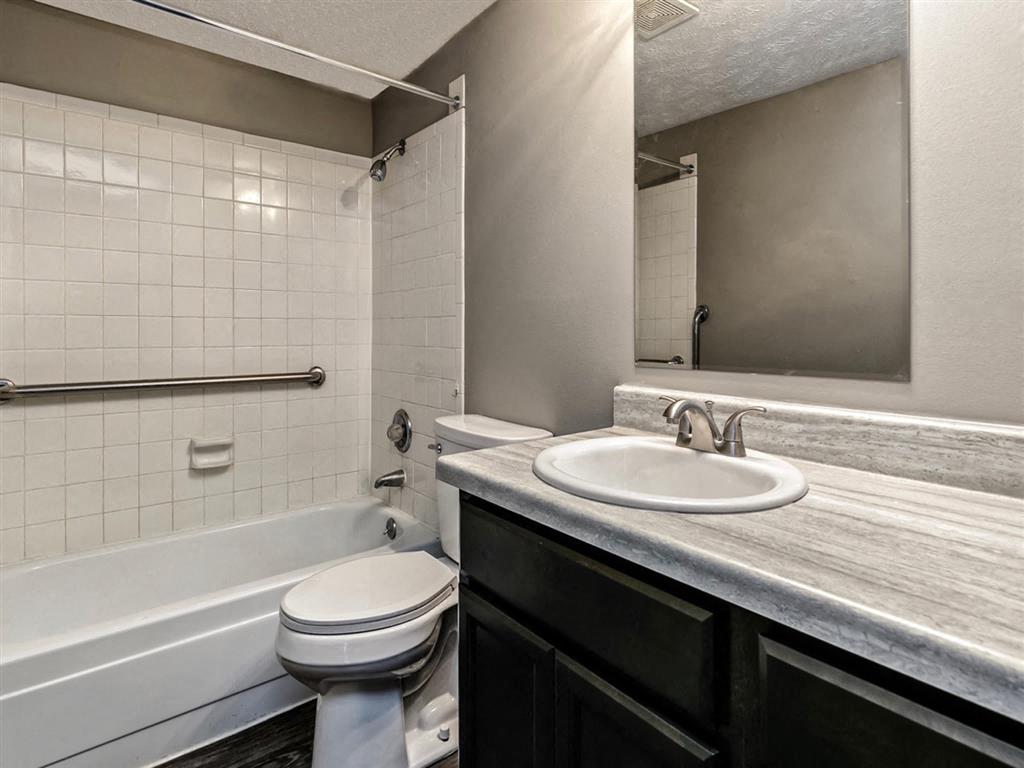Edgewater Court Apartments Image 24