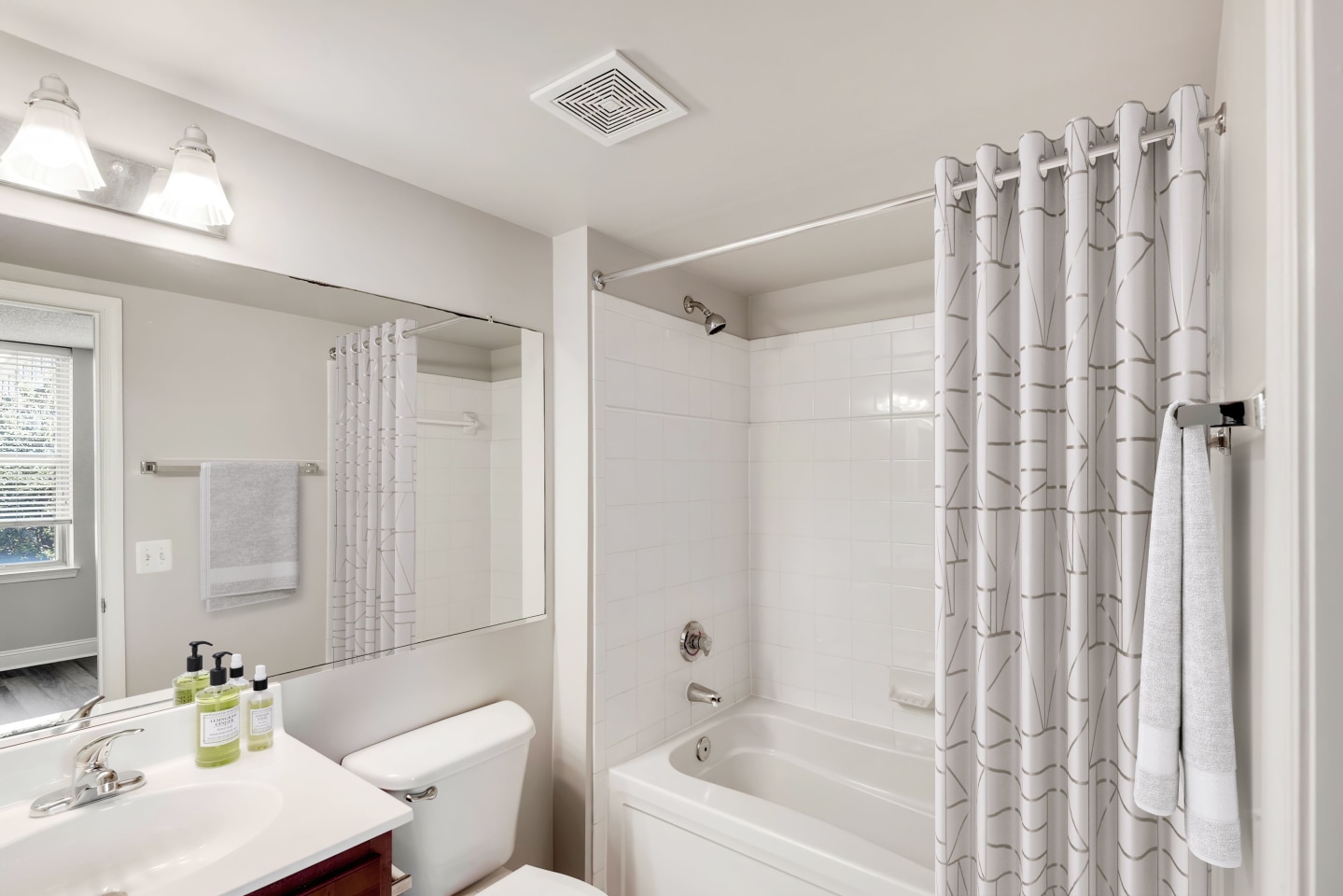 Massachusetts Court Apartments Image 7