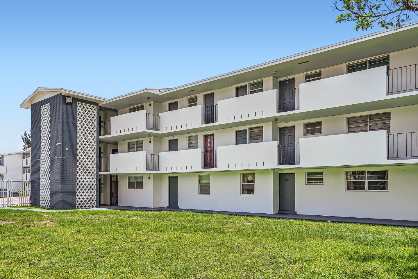 Lakeshore Presidential Apartments Image 2