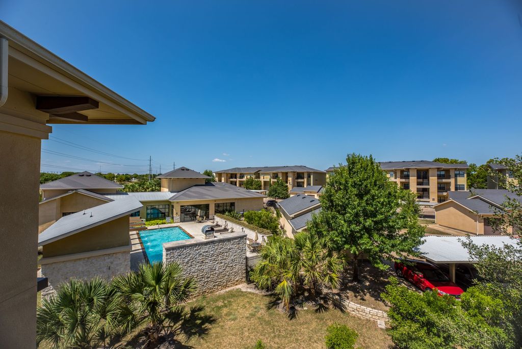 Crest Round Rock Image 4