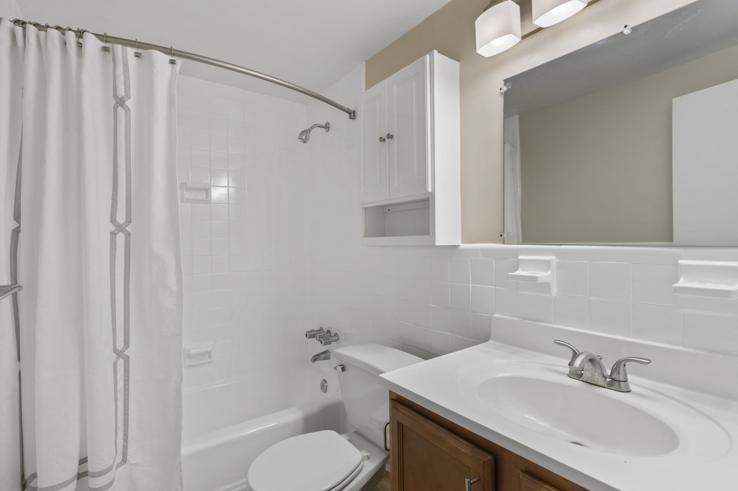 Earle Manor Apartments Image 5