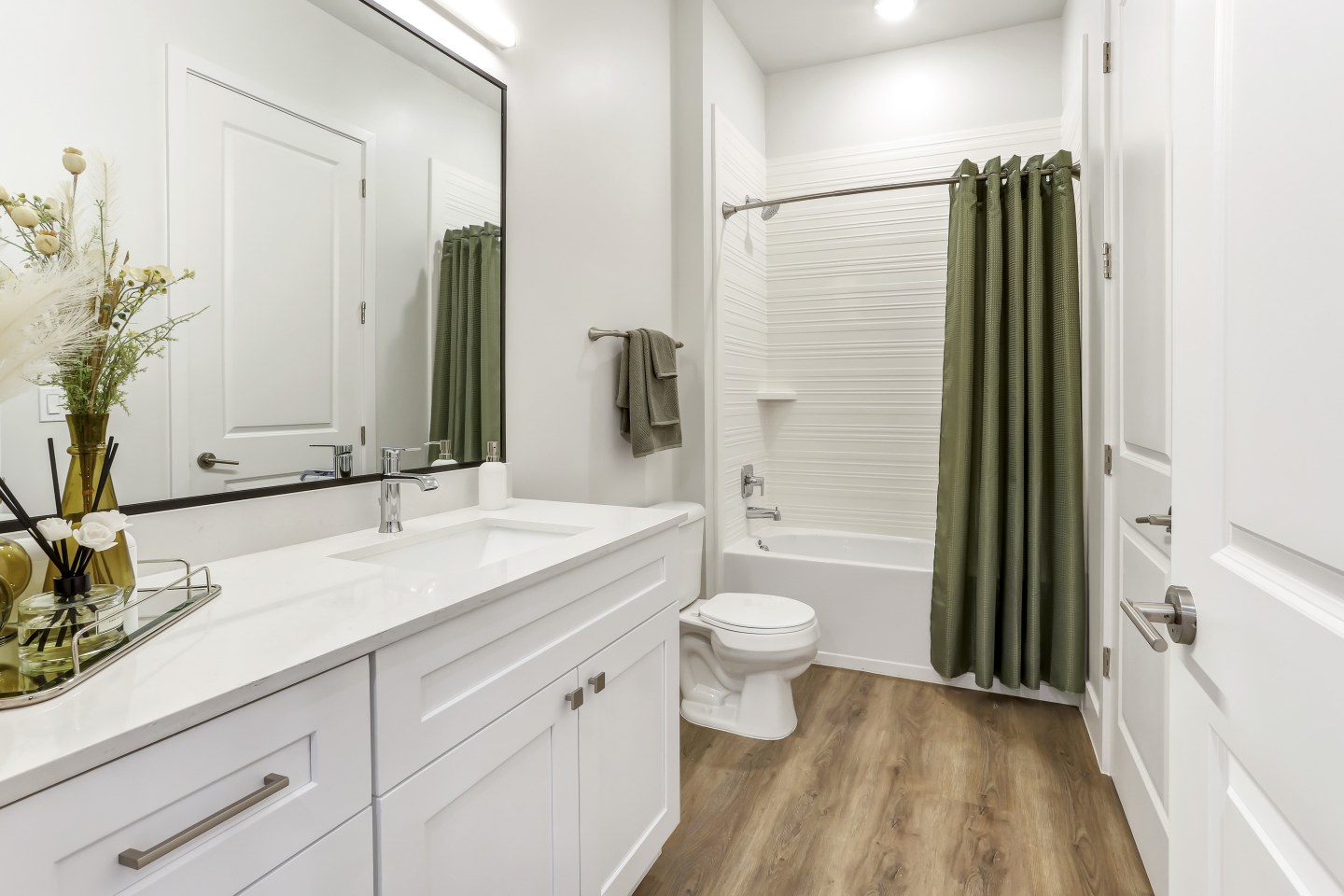Smith + Main Boutique Living Image 8