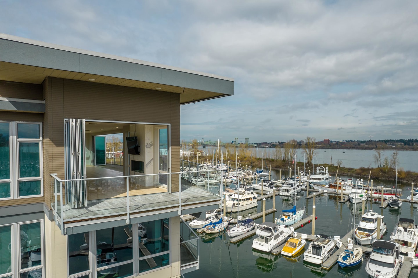 Yacht Harbor Club Image 44