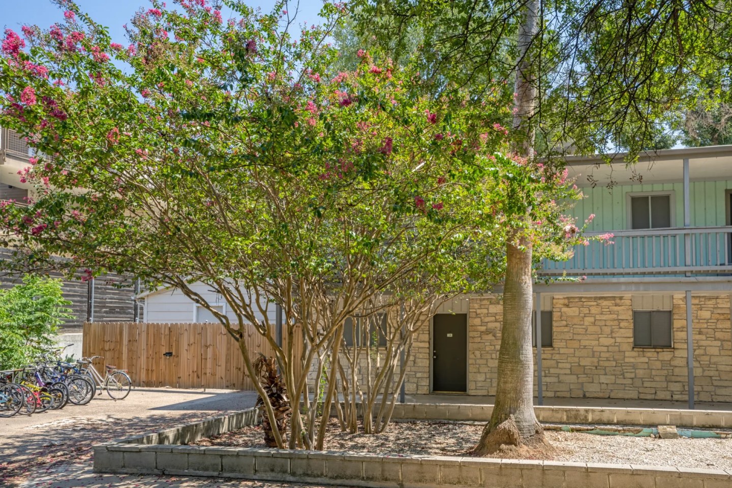 Antilles Apartments Image 17