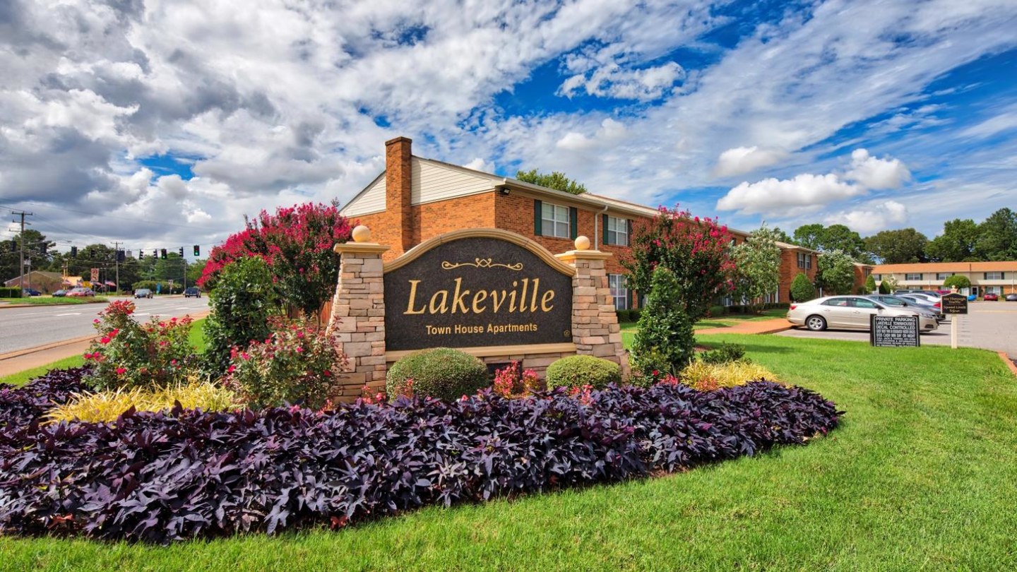 Lakeville Townhome Apartments Image 1