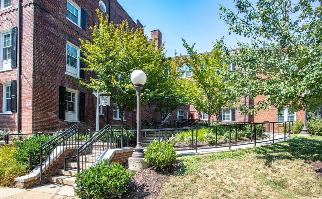 Colonial Village Apartments Image 35