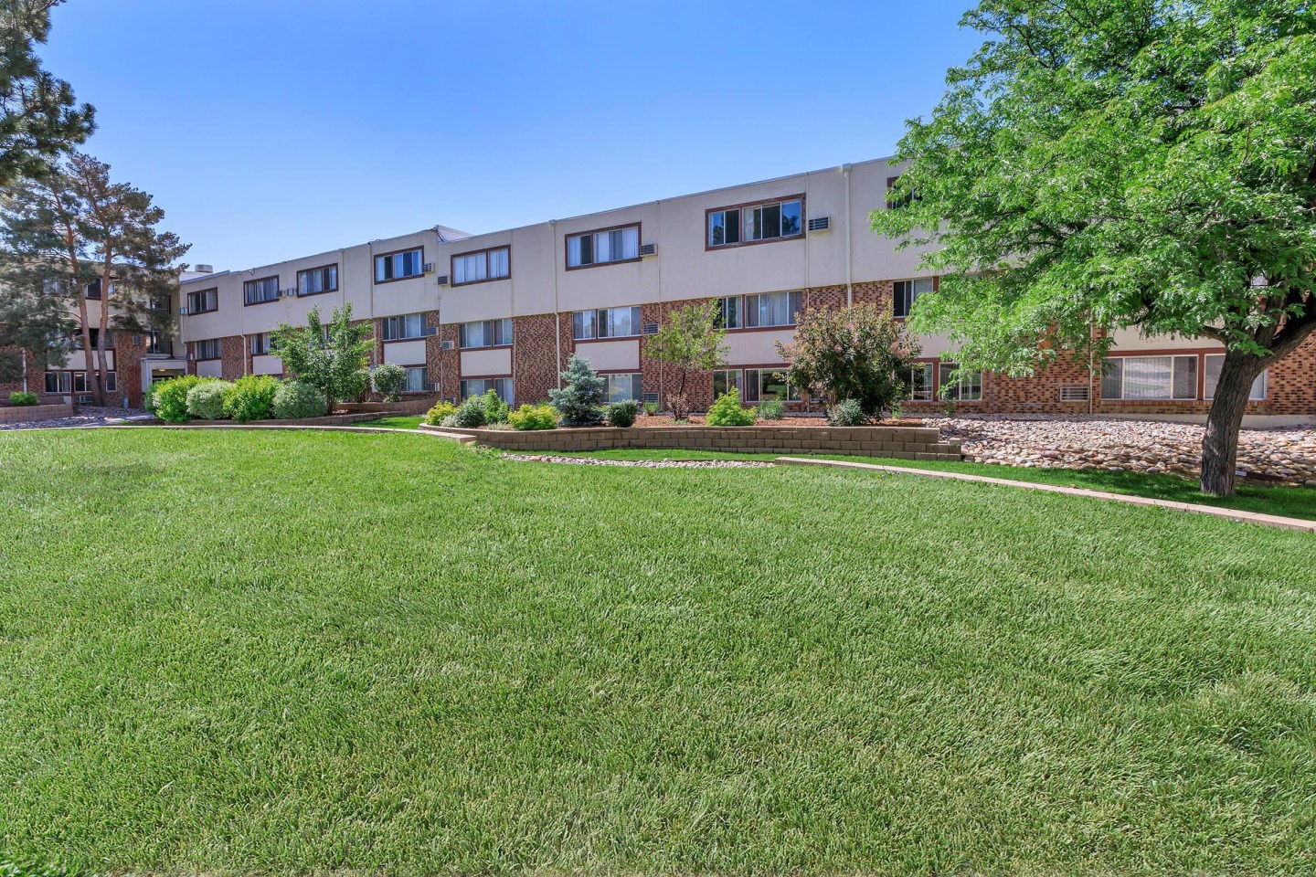 Skyview Condominiums Image 26