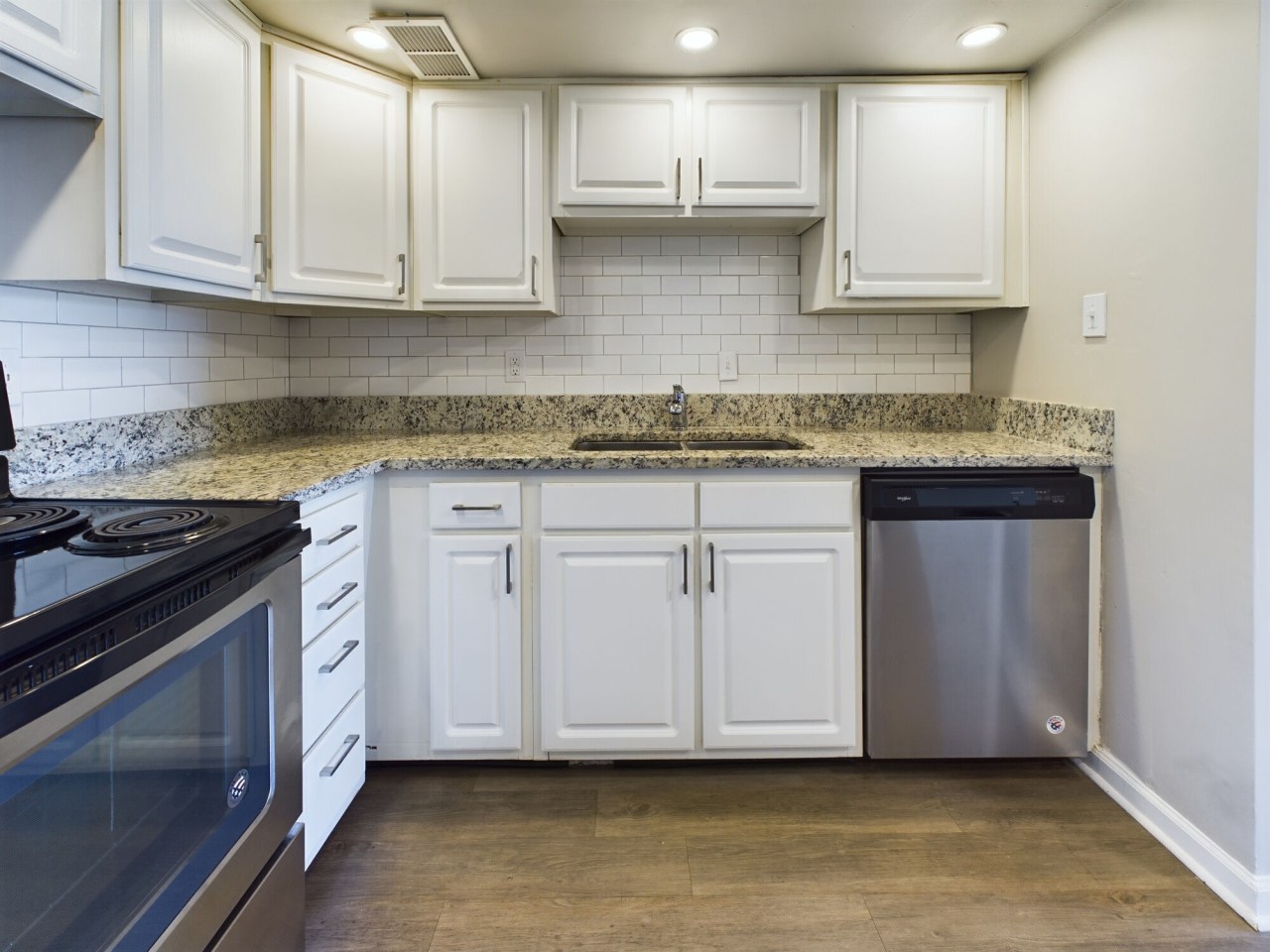 Edgewater Apartments Image 6