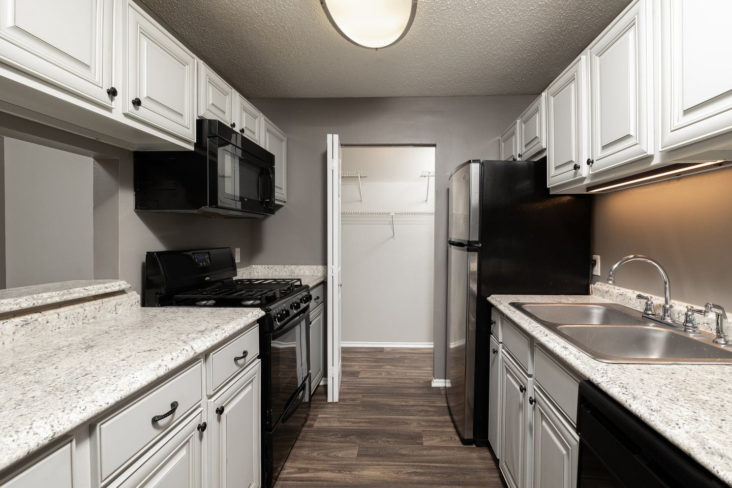 District at Hamilton Place Apartments Image 9