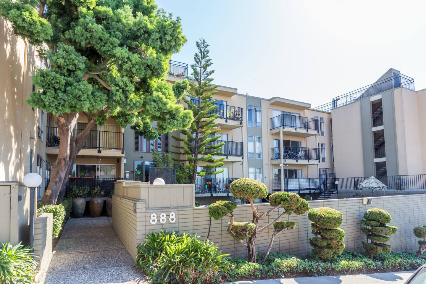 888 Vermont Street Image 16