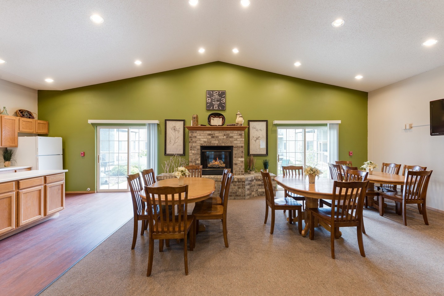 Platinum Valley Apartments Image 12