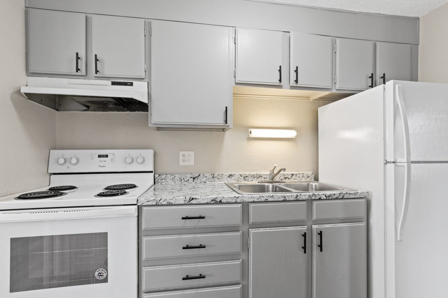Royal Chateau Apartments Image 1