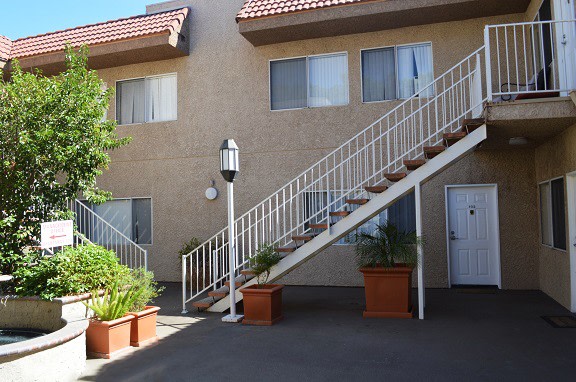 Warner Courtyard Apartments Image 27