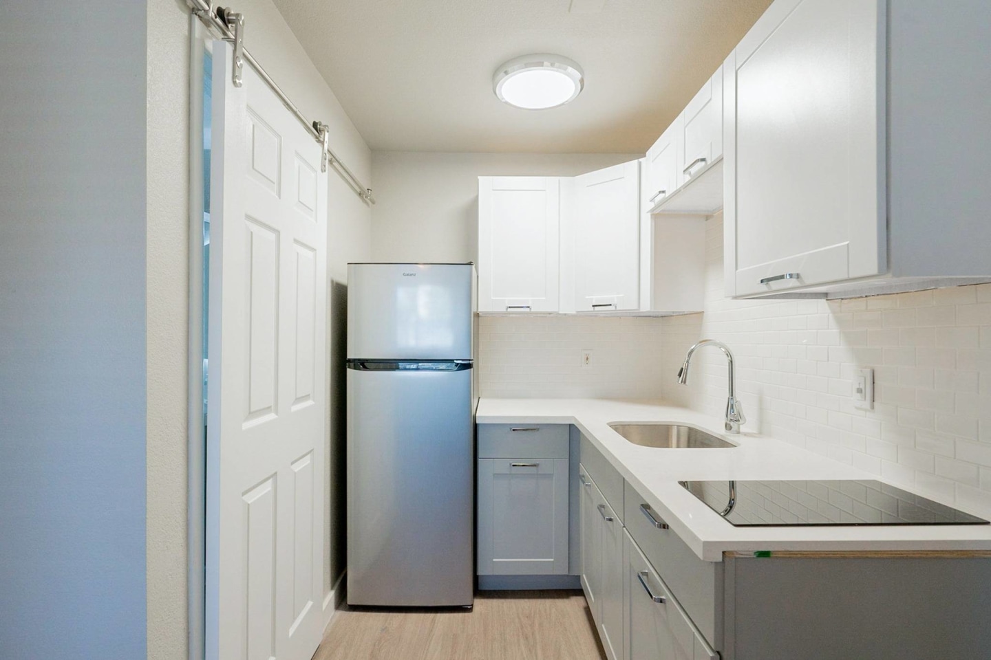 Sunset Sound Studio Apartments Image 1