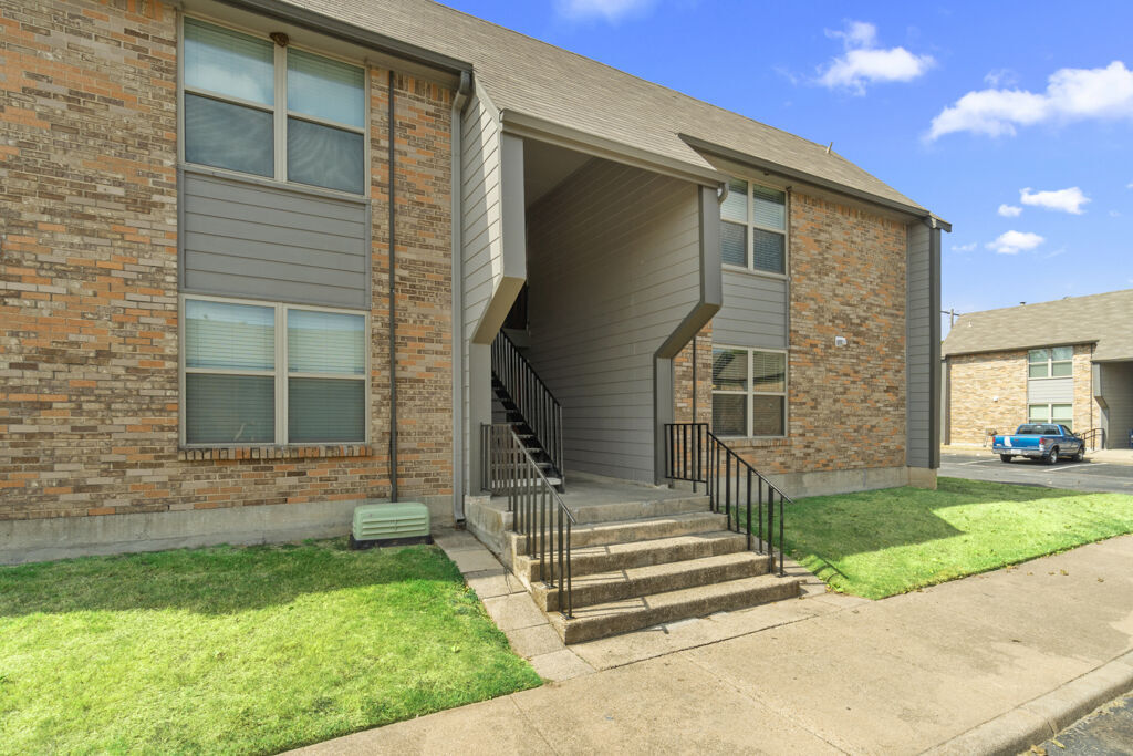 Cleburne Plaza Image 9