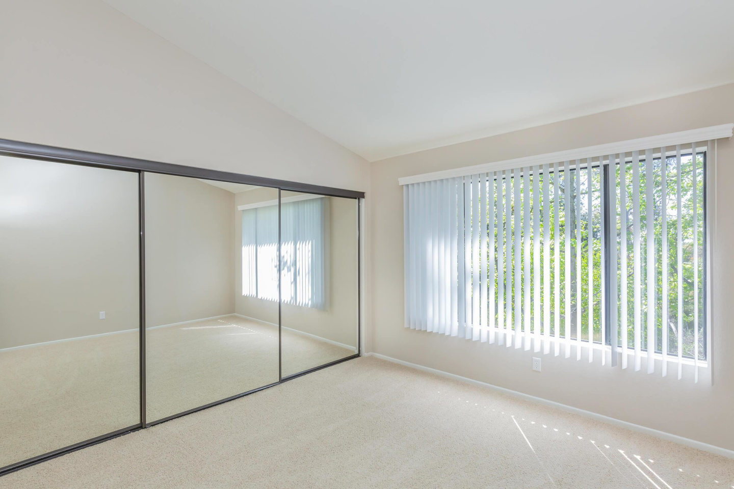 Emerald Court Apartment Homes Image 13