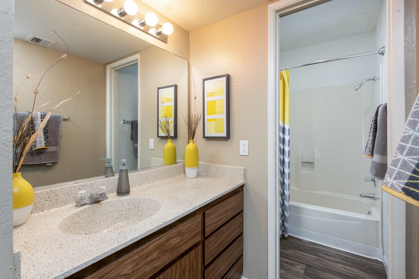Camelback Cove Apartments Image 20