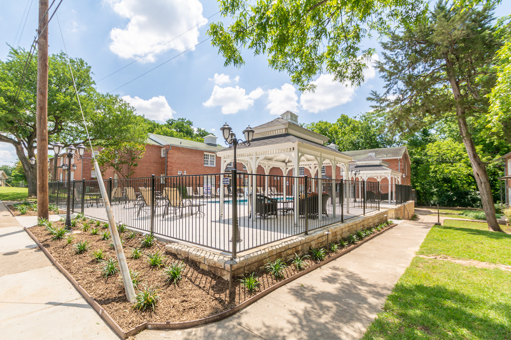 Hampton Plaza at Kessler Park Image 31