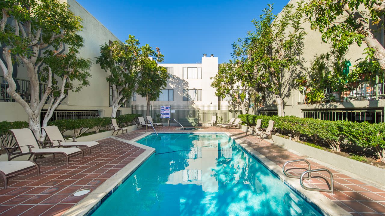 Encino Crest Apartments Image 3