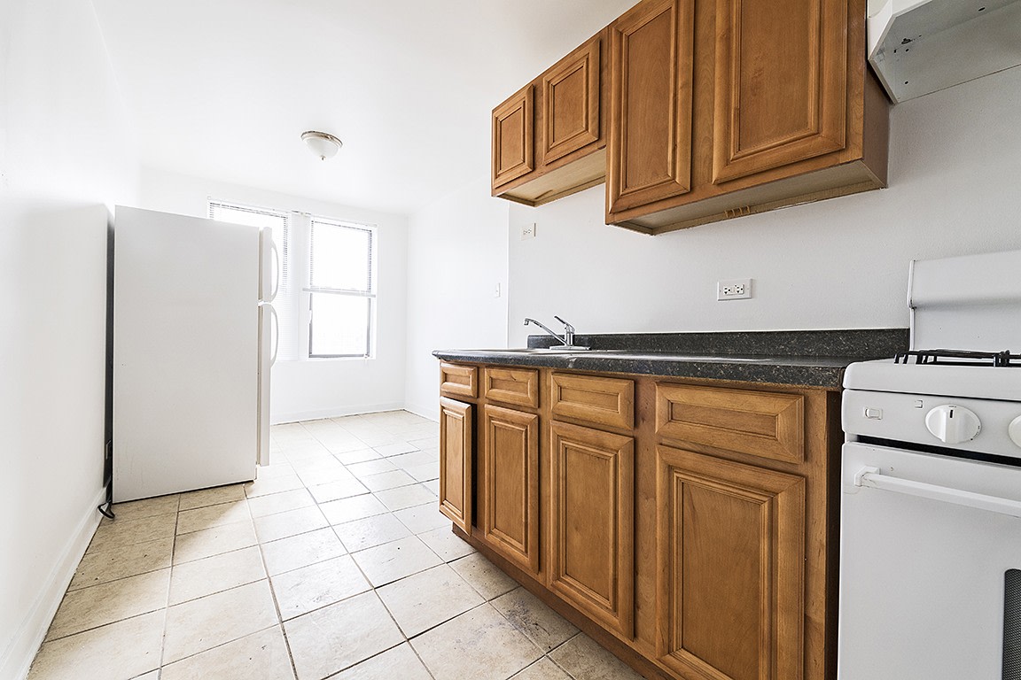 808 W 76th Image 1