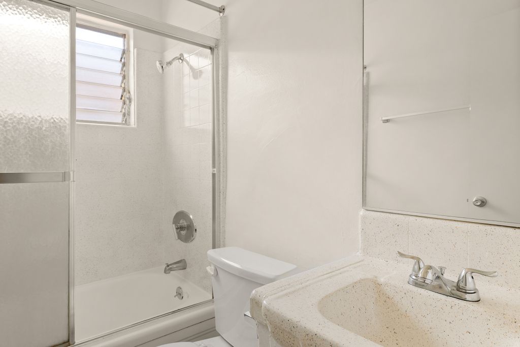 Roxanne Apartments Image 21