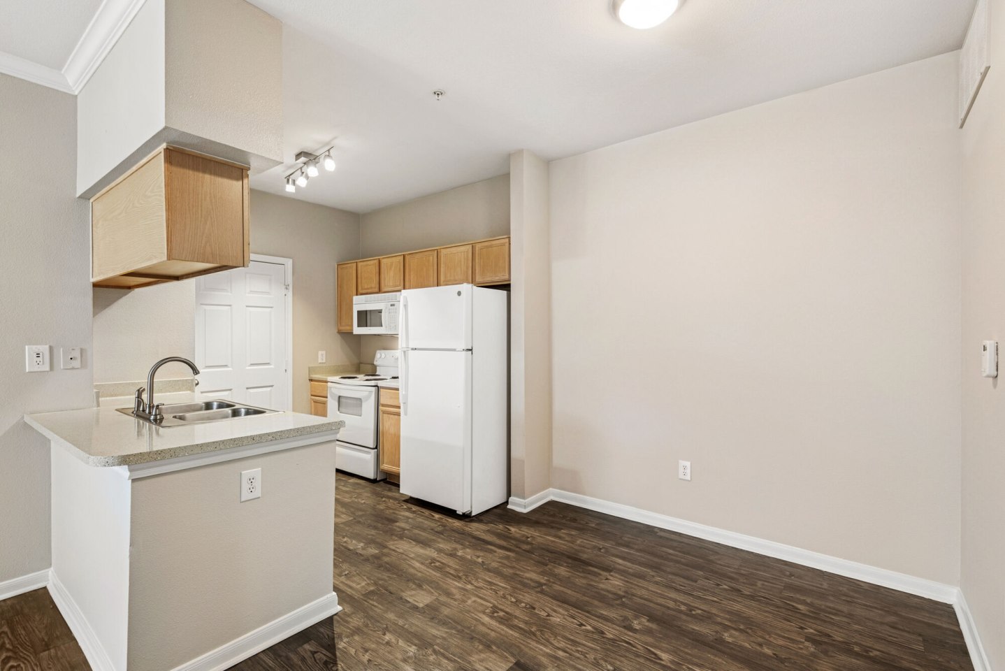 Lakeshore Villas Image 4