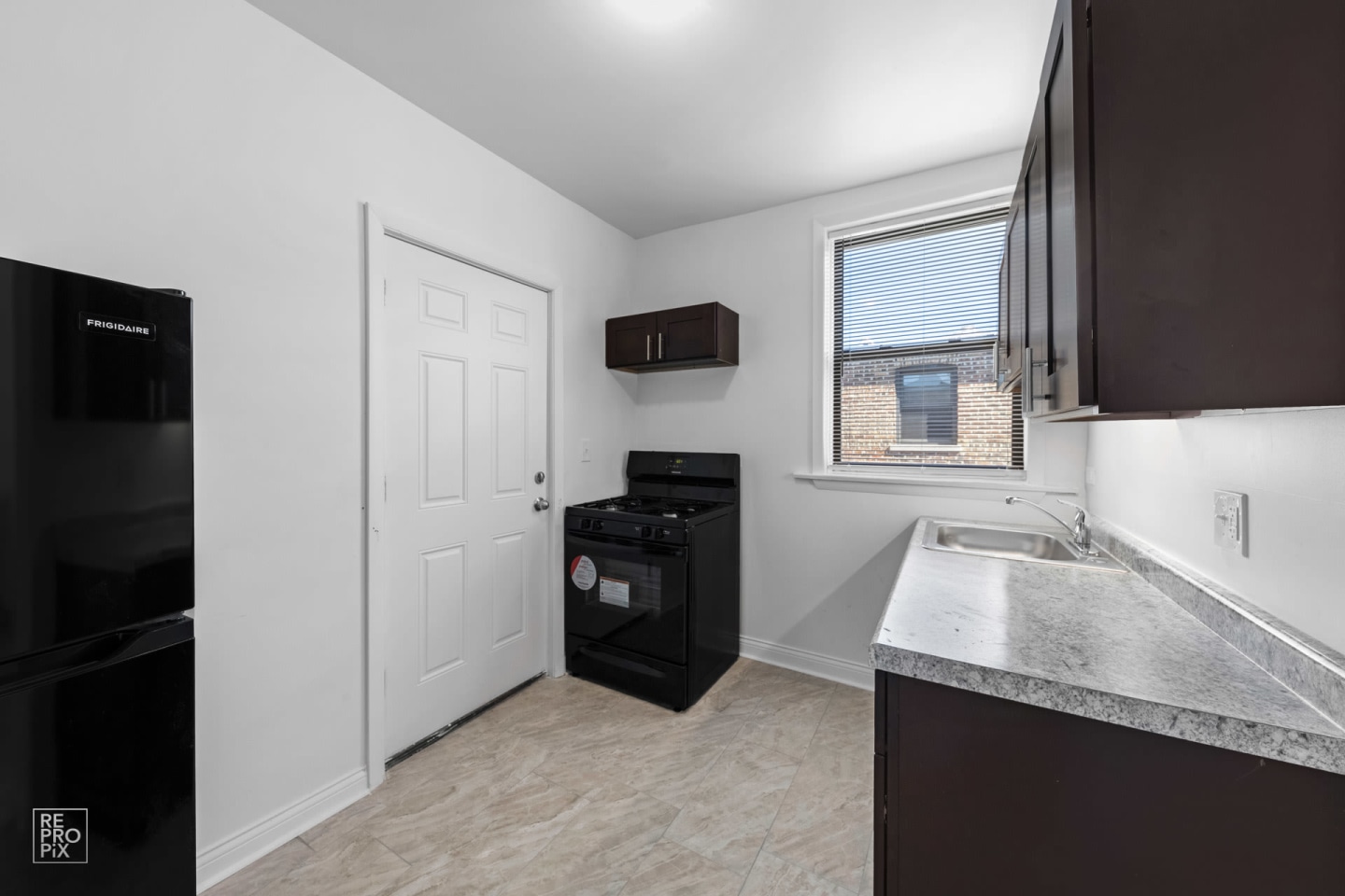 7657 S East End Avenue Image 9