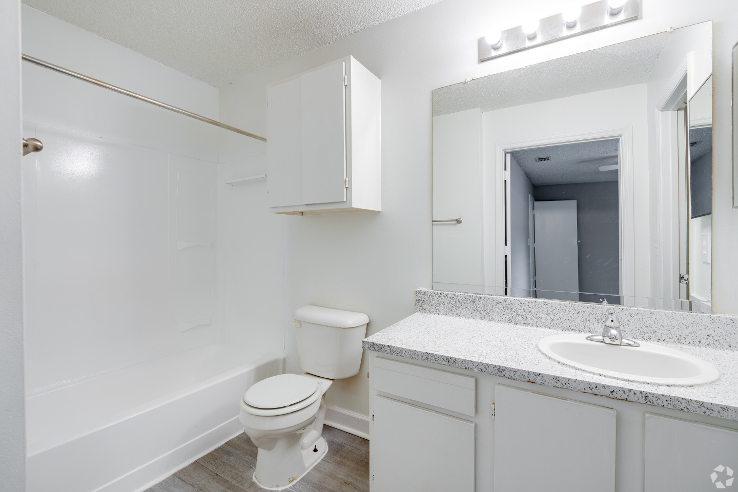 Village Lakes Apartments Image 11
