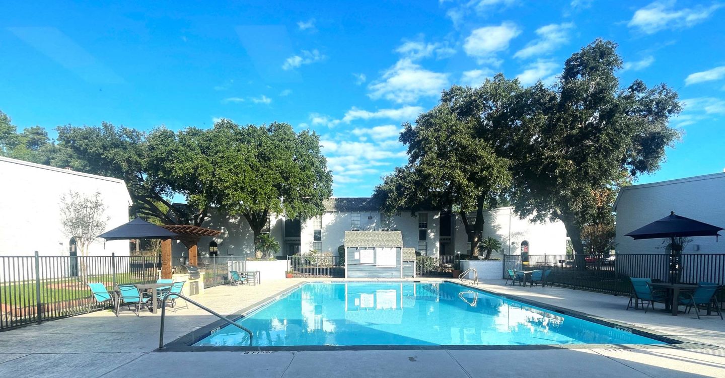 Whispering Oaks Apartments Image 1