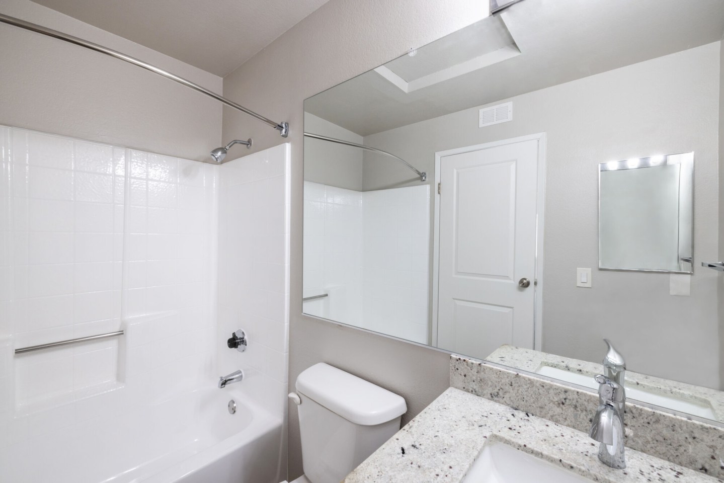 El Paseo Apartment Homes Image 20