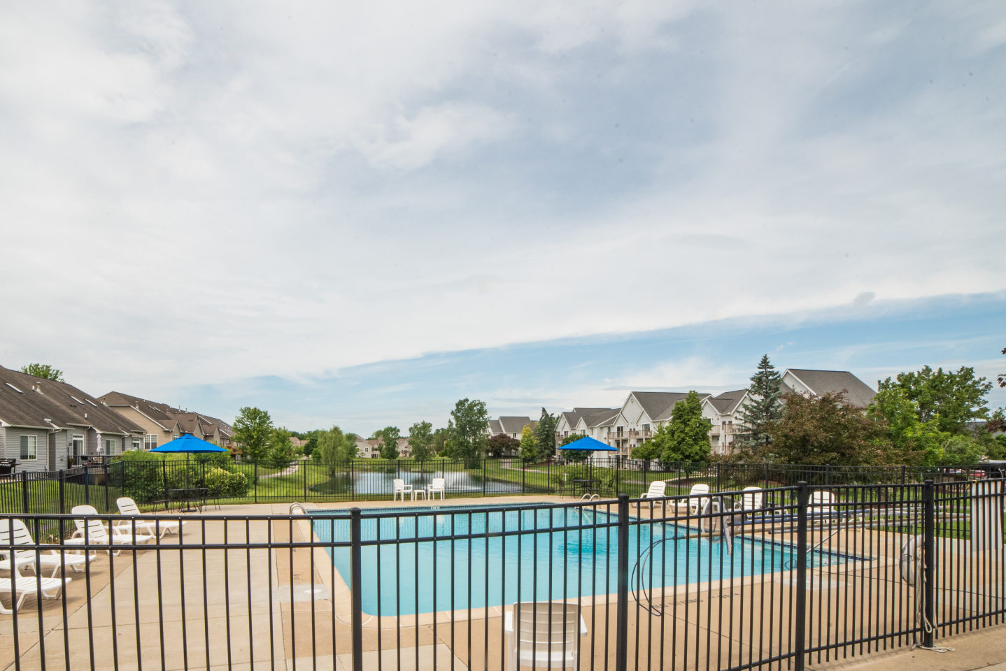 Cambridge Club Apartments Image 3