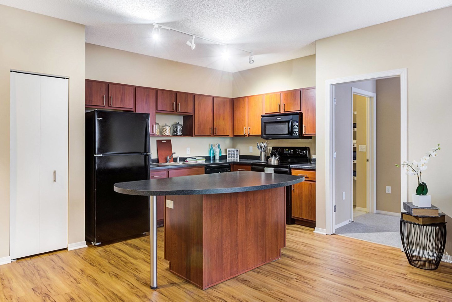 Uptown Lake Apartments Image 11