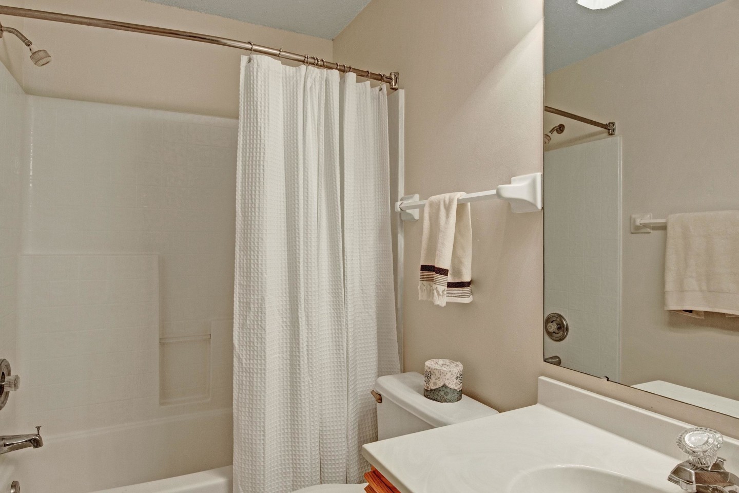Plymouth Square at 37th Apartments Image 7