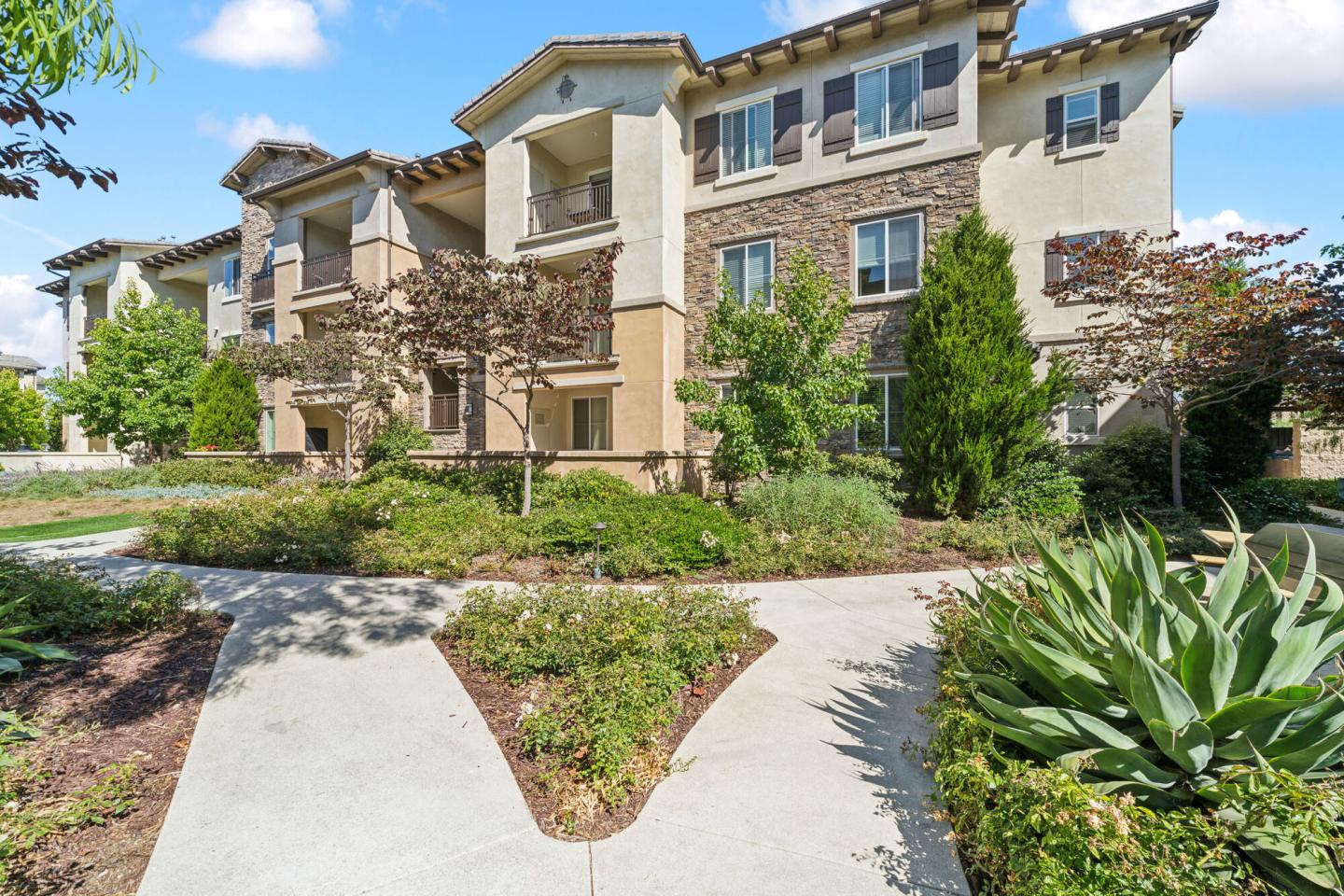 Hollister Village Image 52