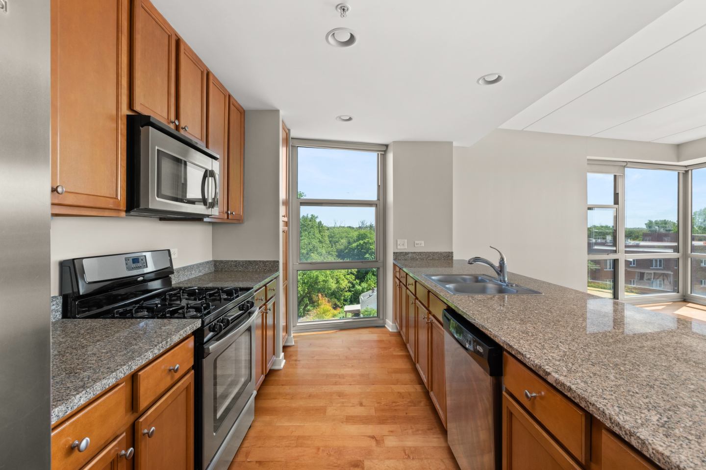 Kingston Pointe Apartments Image 4
