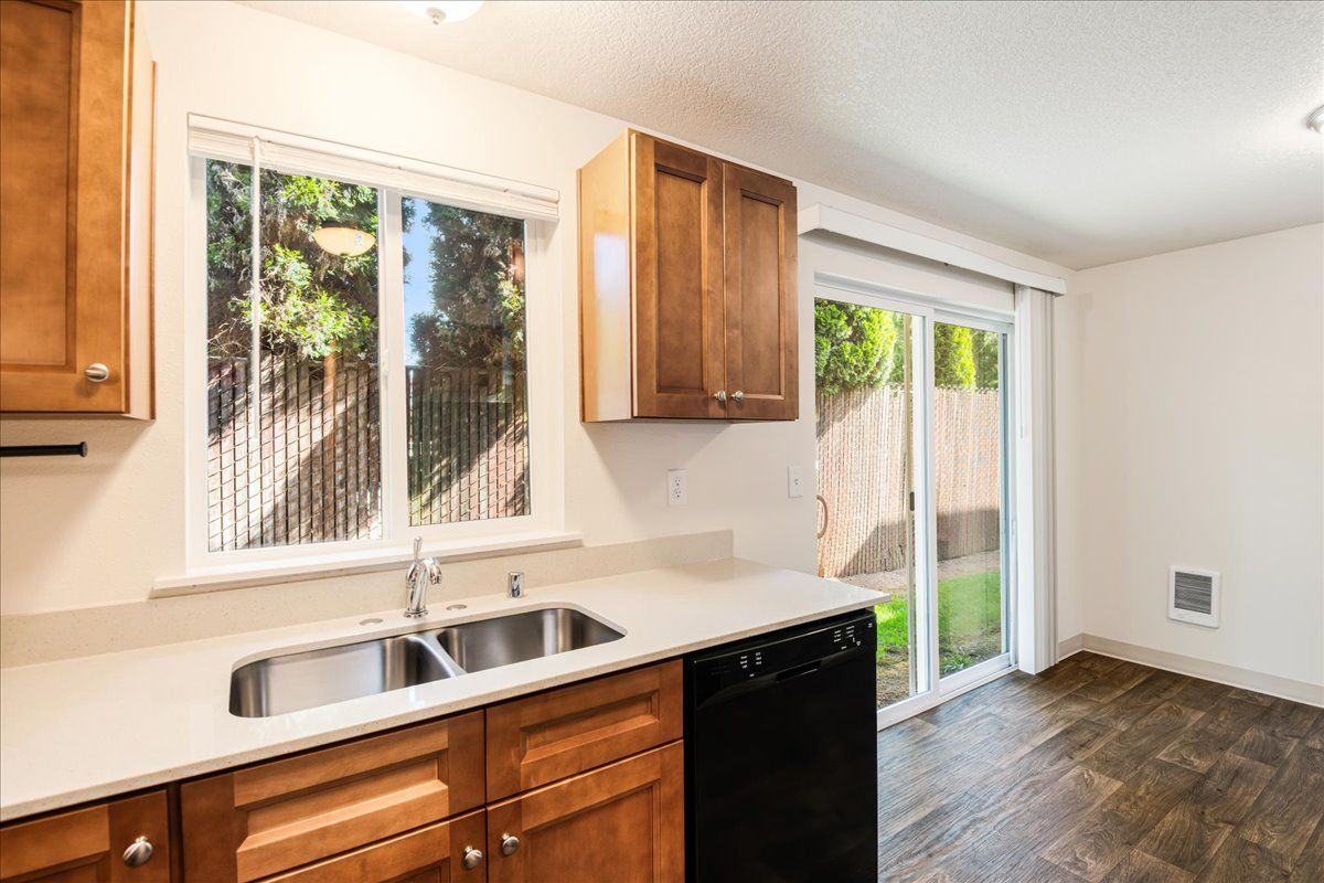 Lincoln Townhomes Image 17