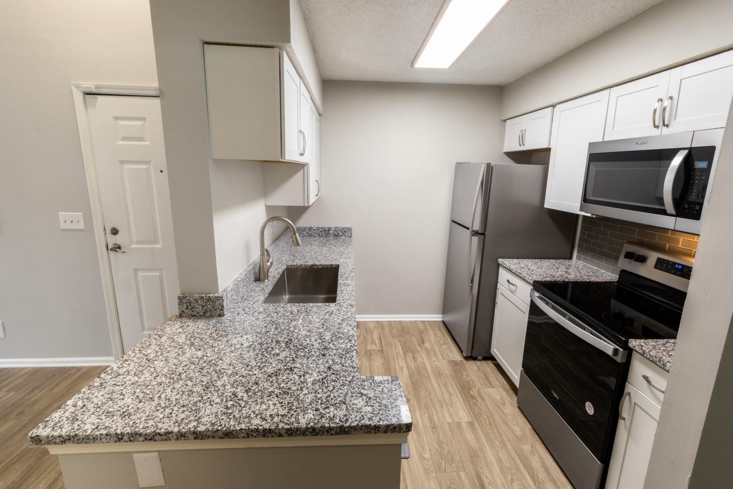 Avery Glen Luxury Apartments Image 8