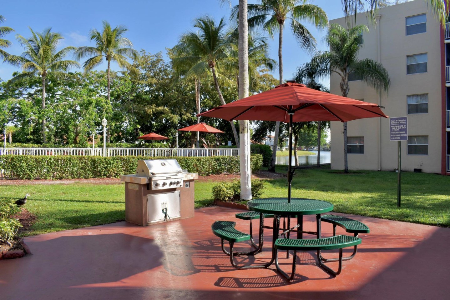 Lago Club Apartments Image 1