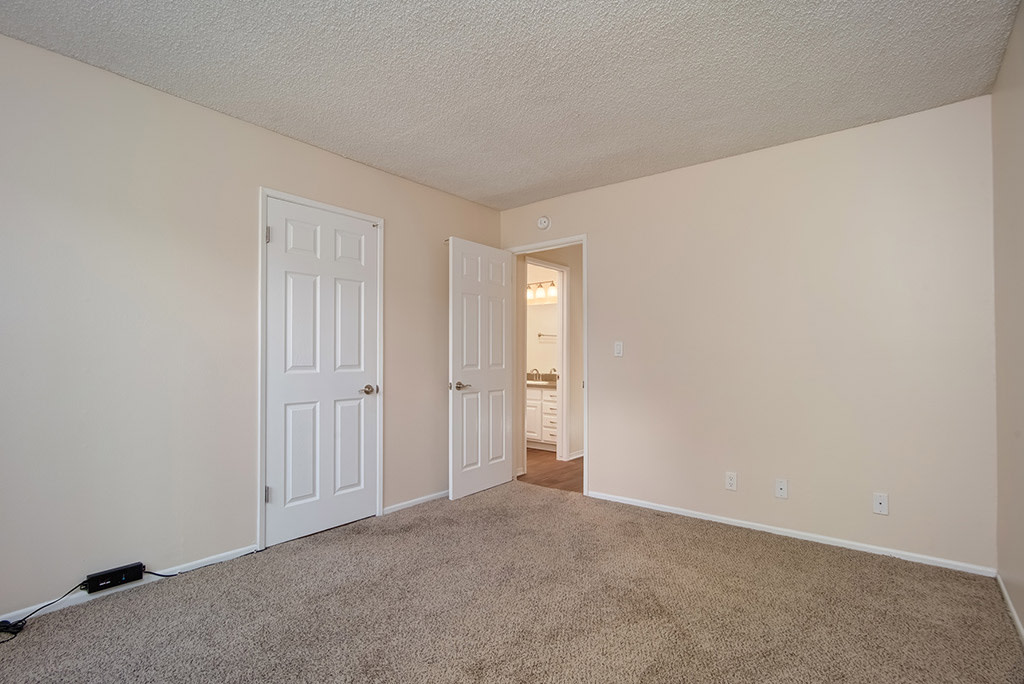 St. Charles Oaks Apartments Image 17