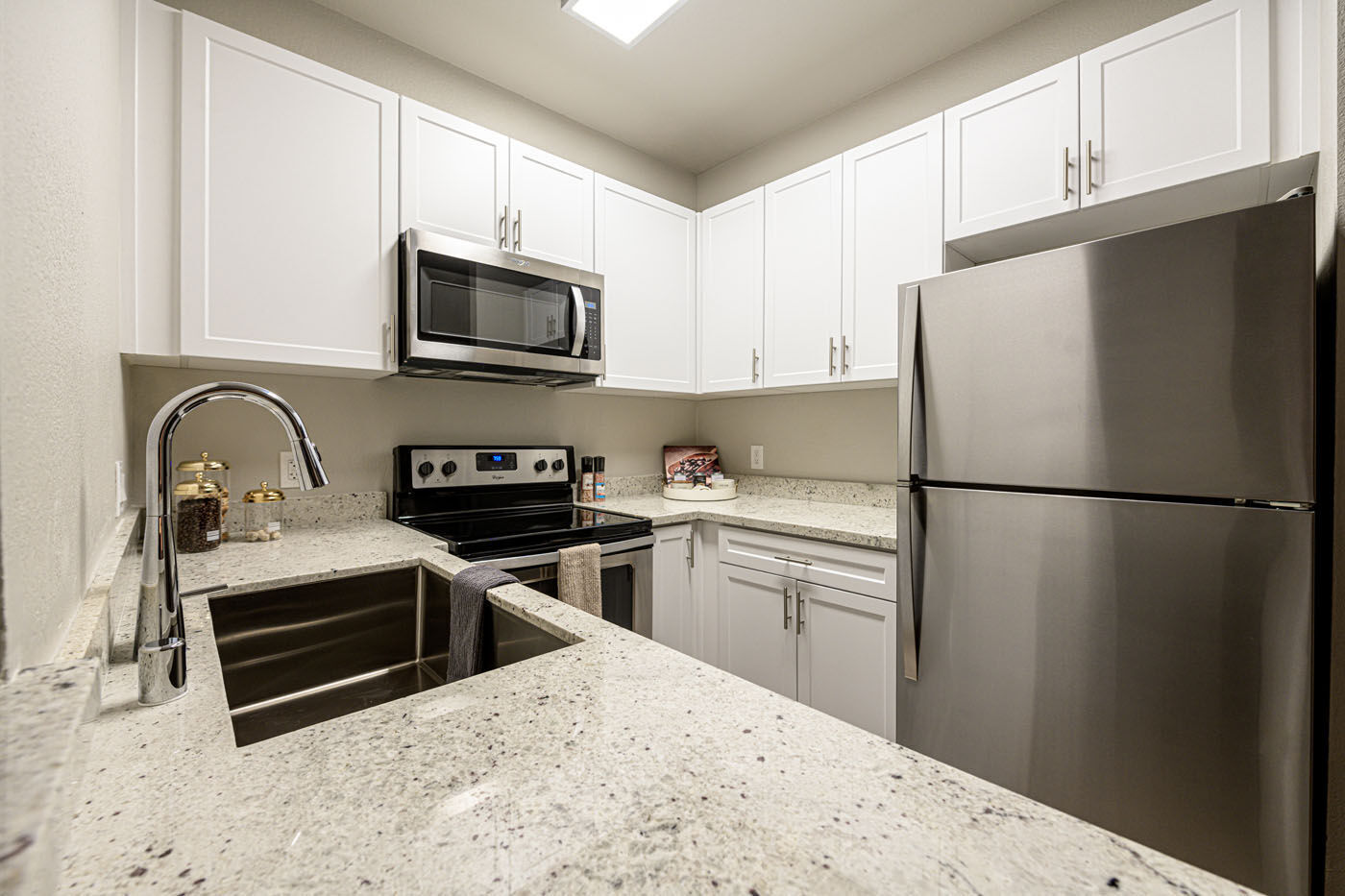 El Paseo Apartment Homes Image 6