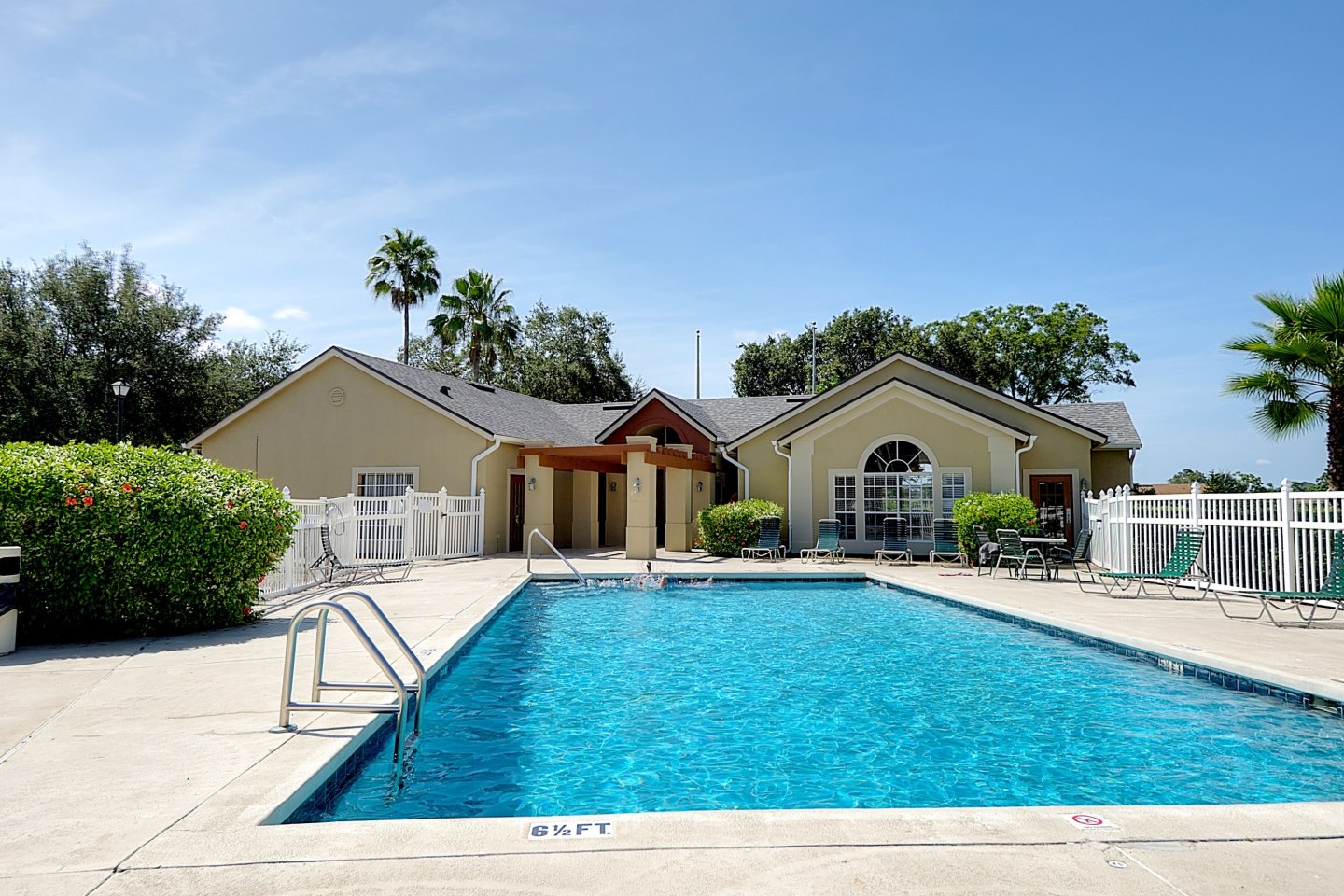 Oasis Club Apartments Image 1