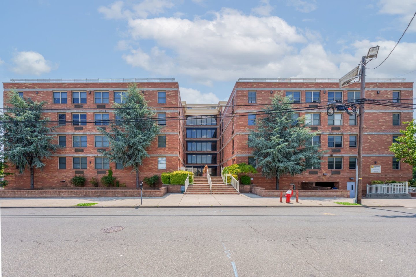 Peninsula Court Apartments Image 5