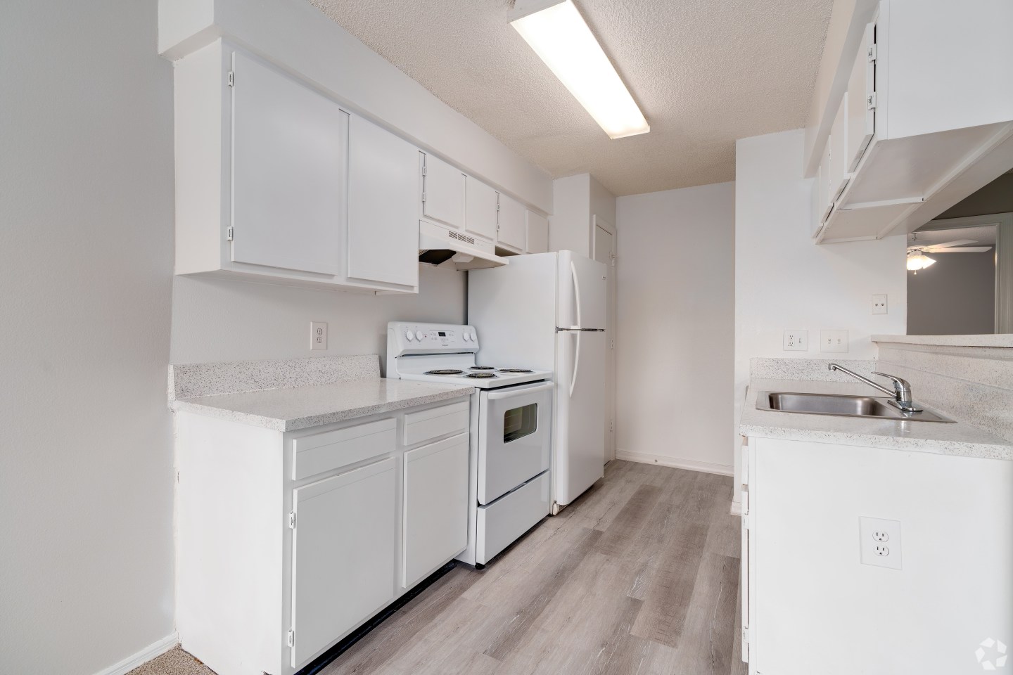 Village Lakes Apartments Image 8